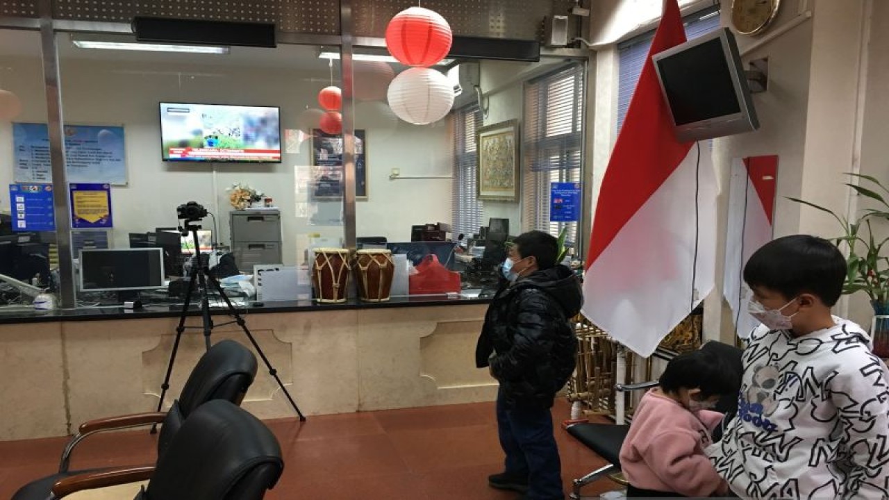 Arsip - Suasana pelayanan keimigrasian di KBRI Beijing. (ANTARA/M. Irfan Ilmie)