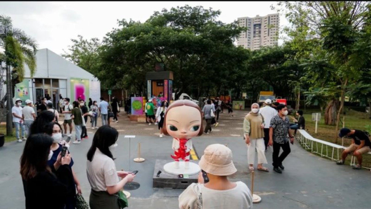 Pengunjung menikmati instalasi seni rupa di Art Jakarta Gardens 2022 di Hutan Kota Pelataran GBK, Senayan (ANTARA/artjakarta.com)