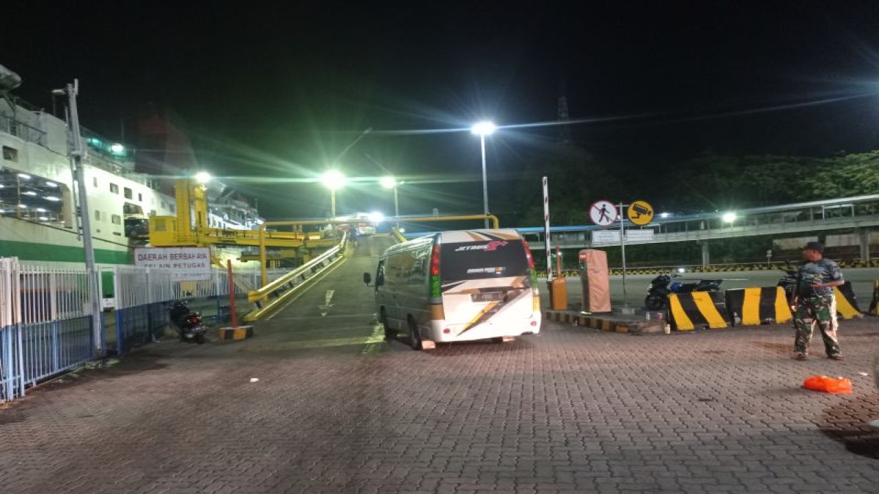 Arus balik natal dan tahun baru (nataru) 2023 penyeberangan Pelabuhan Merak - Bakauheni masih sepi dan belum menunjukkan adanya peningkatan yang signifikan.ANTARA/Mansur