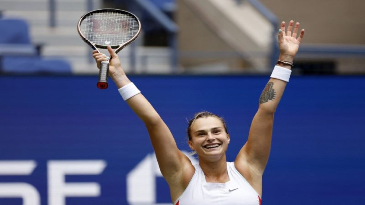 Foto arsip - Petenis Belarus Aryna Sabalenka melakukan selebrasi setelah menang atas Karolina Pliskova dari Republik Ceko dalam perempat final US Open di New York 7 September 2022 . (Getty Images via AFP/SARAH STIER)