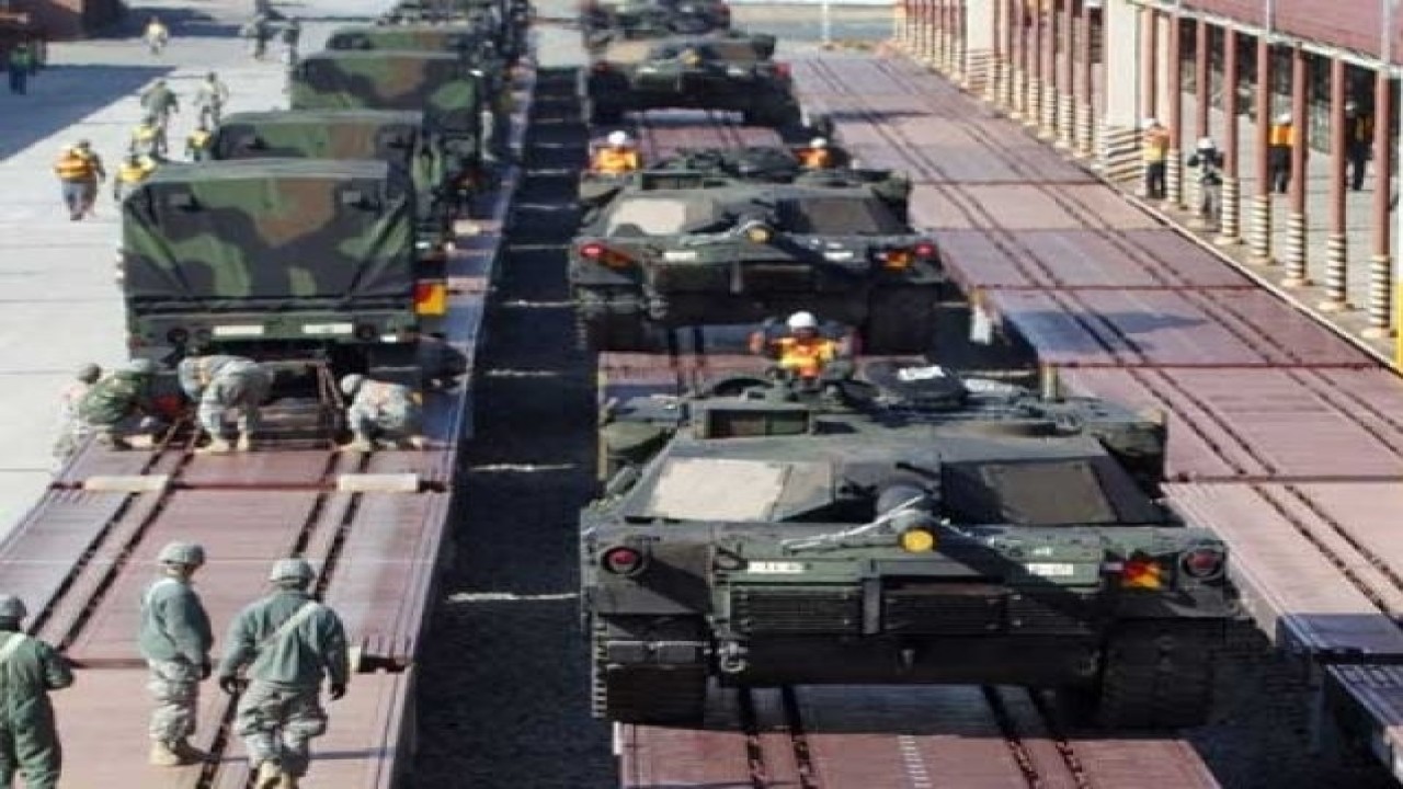 Tank-tank utama M1A1 Abrams dari Resimen Kavaleri Lapis Baja 11 yang bermarkas di Pusat Pelatihan Nasional di Fort Irwin, California, tengah dimuat ke dalam kereta di Kamp Carroll, Chilgok, sekitar 290 km tenggara Seoul, Kamis (3/3). (istimewa)