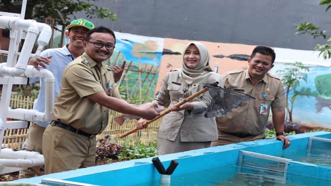 Lurah Pejaten Barat Asep Umar bersama jajarannya berkeliling di Taman Perubahan, Jakarta, Selasa (3/1/2023). ANTARA/HO-Kominfotik Jakarta Selatan