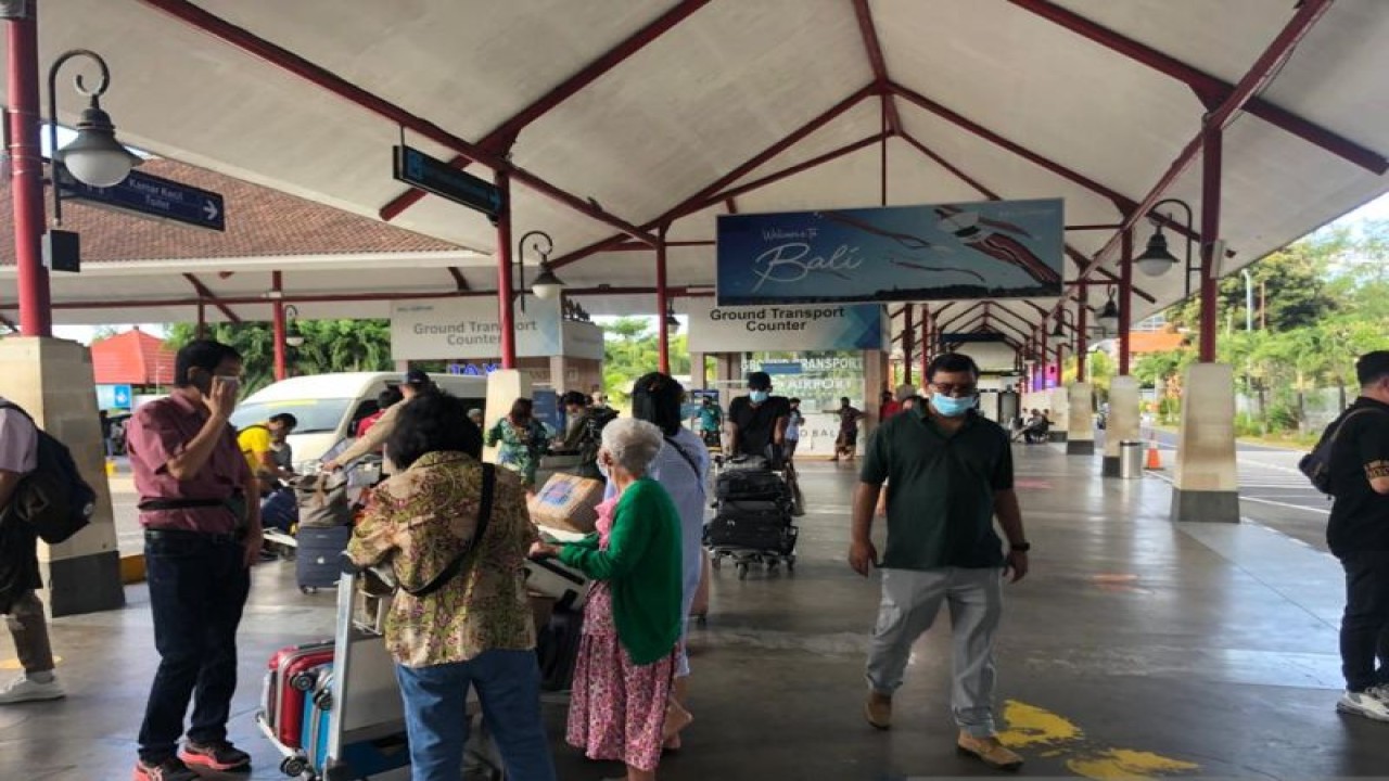 Wisatawan domestik di terminal kedatangan keberangkatan Bandara I Gusti Ngurah Rai, Bali. ANTARA/Ni Putu Putri Muliantari