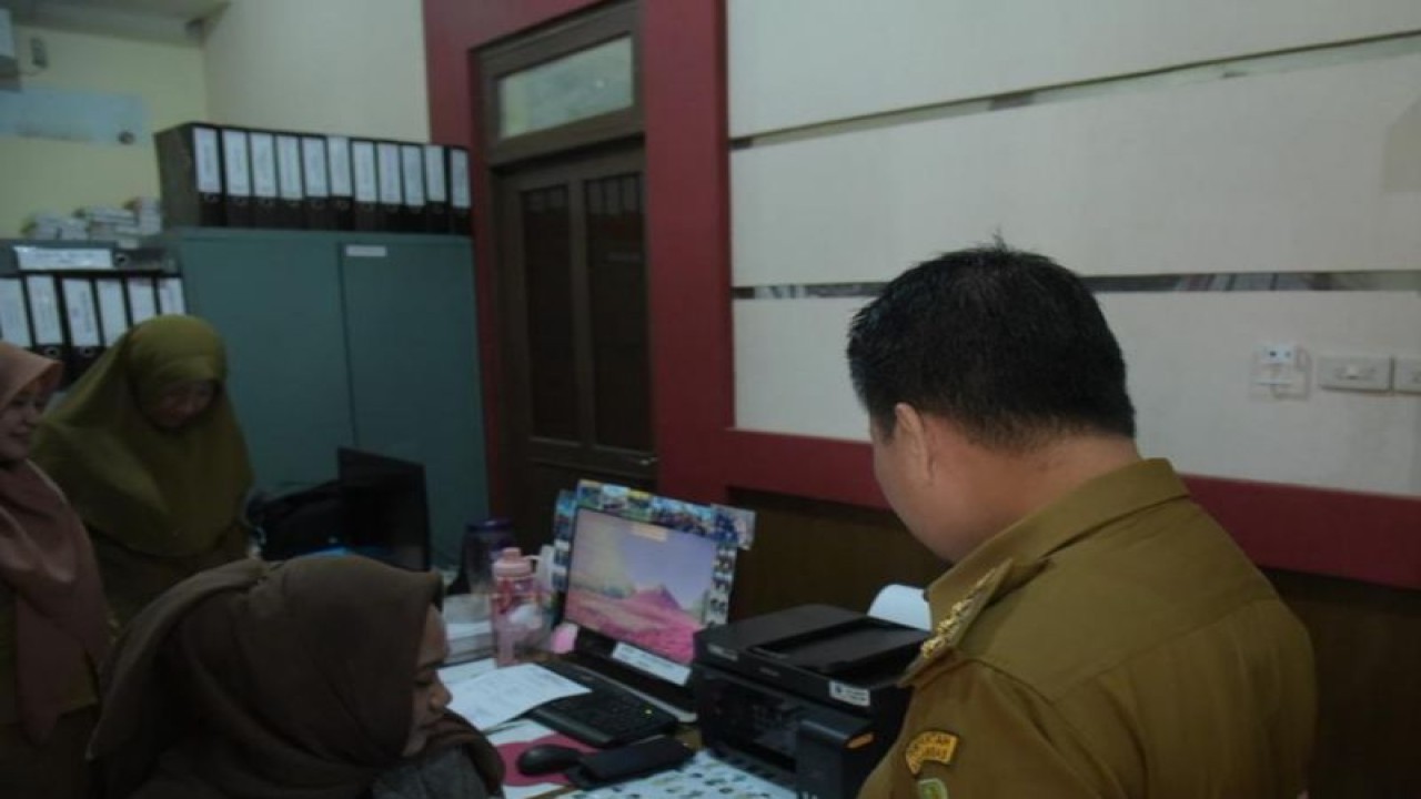 Bupati Sambas saat melakukan sidak ASN di OPD. ANTARA/Imbran.