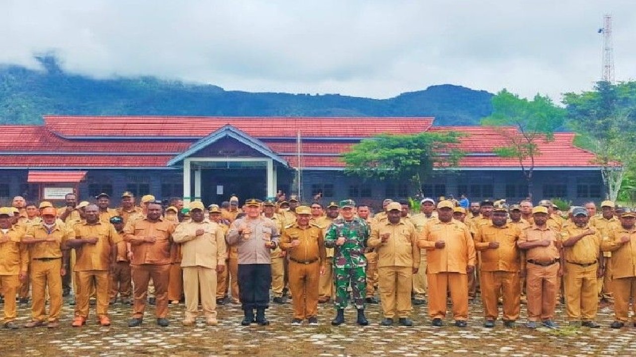 ASN dan TNI-Polri seusai apel bersama di Oksibil, Kabupaten Pegunungan Bintang. ANTARA/HO-Penrem 172/PWY