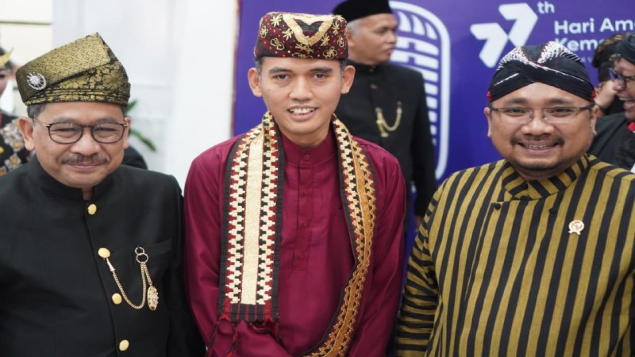 Ketua MUI Bidang Fatwa Asrorun Niam Sholeh diapit Menteri Agama Yaqut Cholil Qoumas (kanan) dan Wakil Menteri Agama Zainut Tauhid Sa'adi (kiri). (ANTARA/HO-Dokumentasi Pribadi Asrorun Niam)