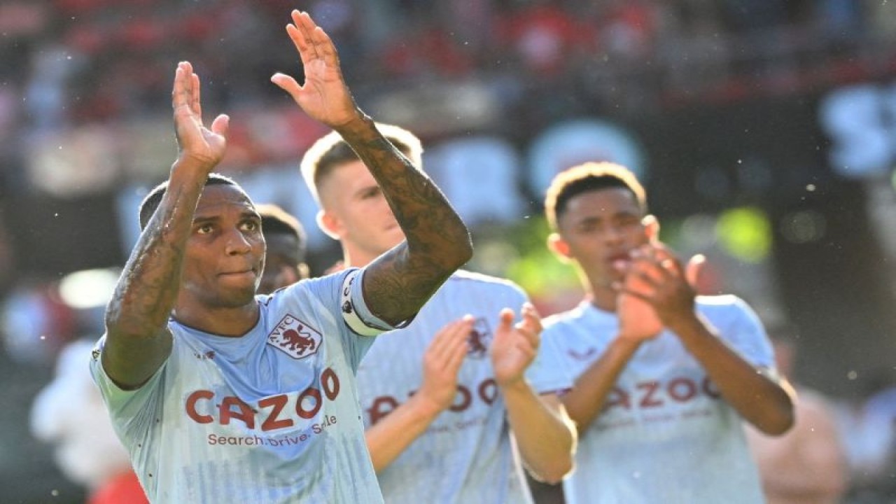 Foto arsip - Pemain Aston Villa memberi tepuk tangan kepada para suporternya usai pertandingan persahabatan melawan Stade Rennais di Roazhon Park Stadium Rennes Prancis 30 Juli 2022 (ANTARA/AFP/DAMIEN MEYER)