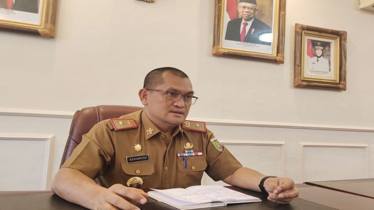 Kepala Dinas Sosial Provinsi Lampung Aswarodi saat memberi keterangan. ANTARA/Ruth Intan Sozometa Kanafi.