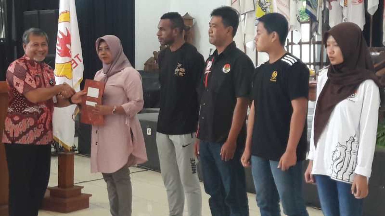 Sekretaris Daerah (Sekda) Kabupaten Temanggung Hary Agung Prabowo memberikan penghargaan kepada atlet berprestasi. ANTARA/Heru Suyitno