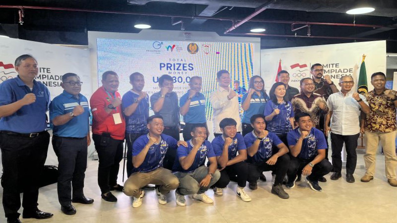 Penyelenggara dan atlet tenis berfoto bersama usai konferensi pers Medco Power Indonesia International Tennis Championships 2023 di Jakarta, Kamis (12/1/2023). (ANTARA/Arindra Meodia)