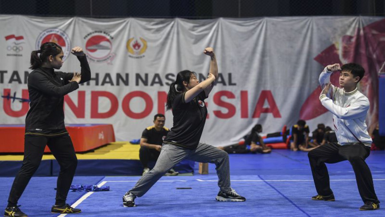 Atlet wushu Indonesia, Nicholas (kanan) dan Alisya Mellynar (kiri) berlatih saat pemusatan latihan nasional wushu jelang SEA Games 2023 di GBK Arena, Jakarta, Jumat (20/1/2023). ANTARA FOTO/M Risyal Hidayat/foc. (ANTARA FOTO/M RISYAL HIDAYAT)