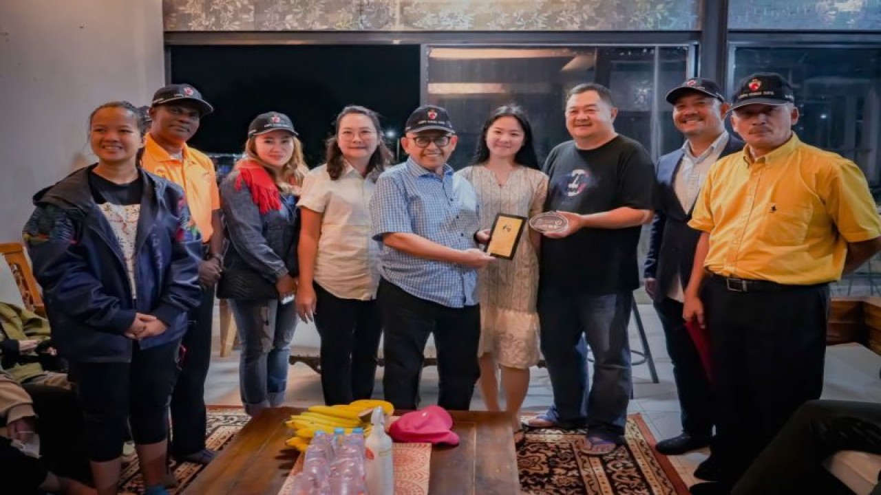 Presiden RDA Malaysia yang juga Ketua Equestrian Association Of Malaysia Tan Sri Abdul Azis (tengah) berpose bersama pemilik Andalan Stable termasuk Claresta Amantha Kamsari di Bogor, Jawa Barat. ANTARA/HO-Andalan Stable