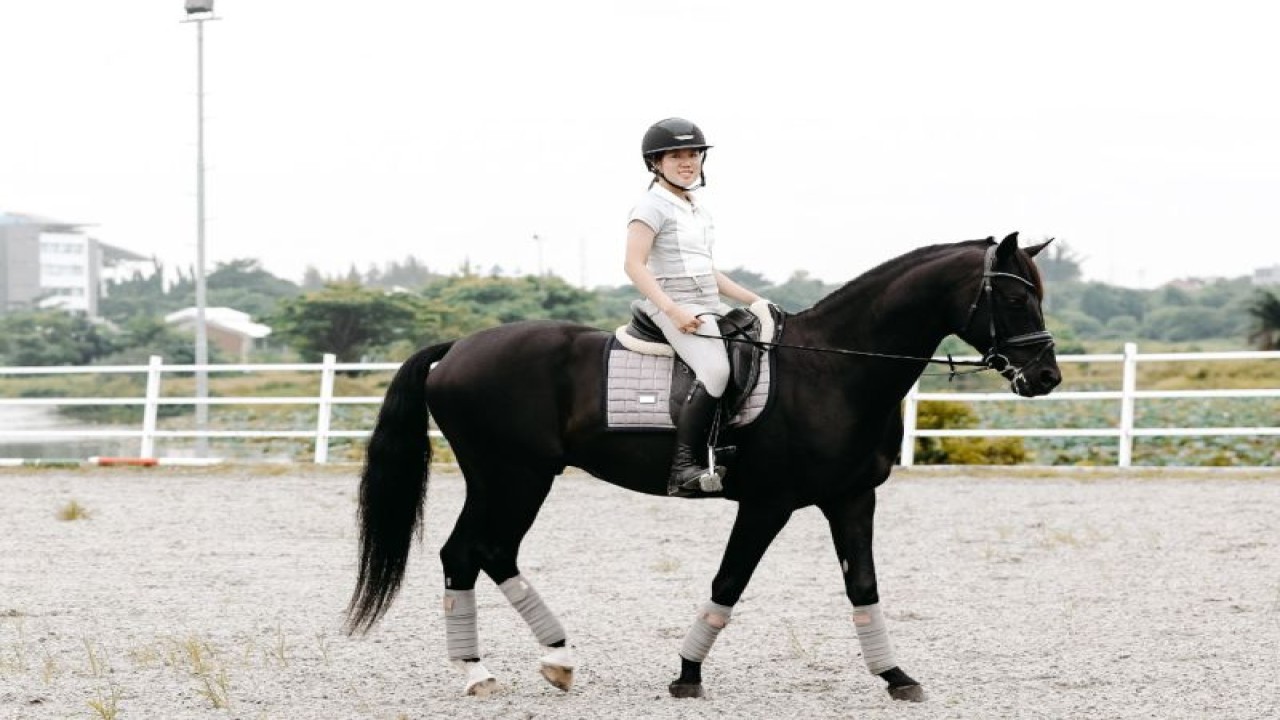 Foto dokumentasi - Atlet equestrian Victoria Lee bersama kuda tunggangannya bernama Totilas. (ANTARA/HO-Dokumentasi Pribadi Victoria Lee)