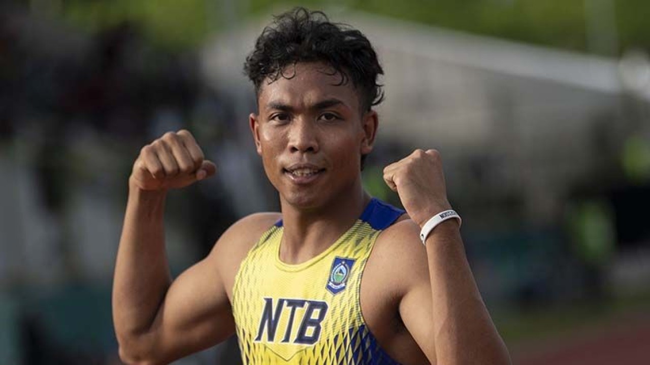 Arsip foto - Pelari Nusa Tenggara Barat Lalu Muhammad Zohri berselebrasi usai menang dalam final lari 200 meter putra PON Papua di Stadion Atletik Mimika Sport Center, Kabupaten Mimika, Papua, Senin (11/10/2021). ANTARA FOTO/Aditya Pradana Putra/tom.