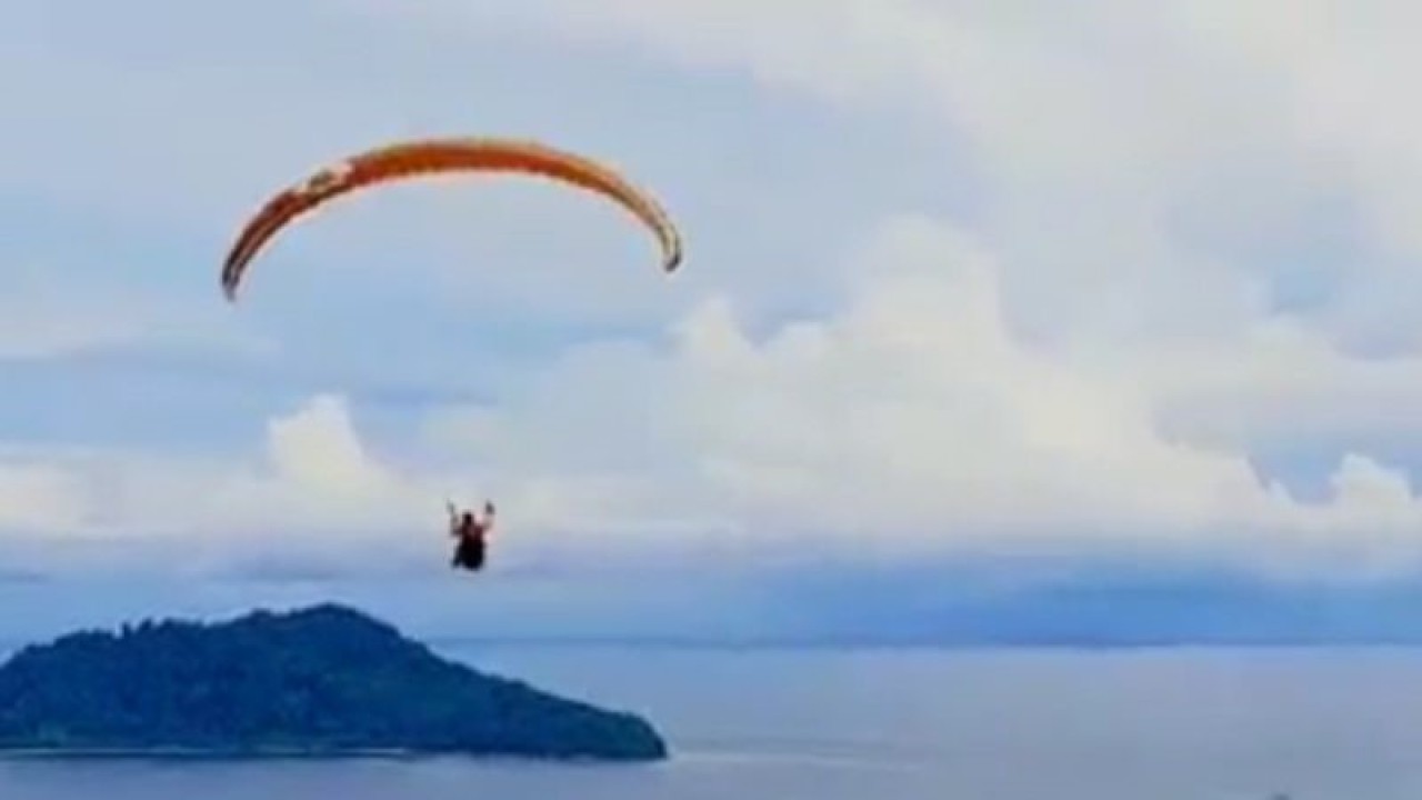 Atlet Paralayang Gorontalo, ikut mempromosikan potensi lokasi paralayang di Desa Dunu, Kecamatan Monano, Gorontalo Utara, pada uji coba lintasan dan 'top landing', Senin (23/1/2023). (ANTARA/Susanti Sako)