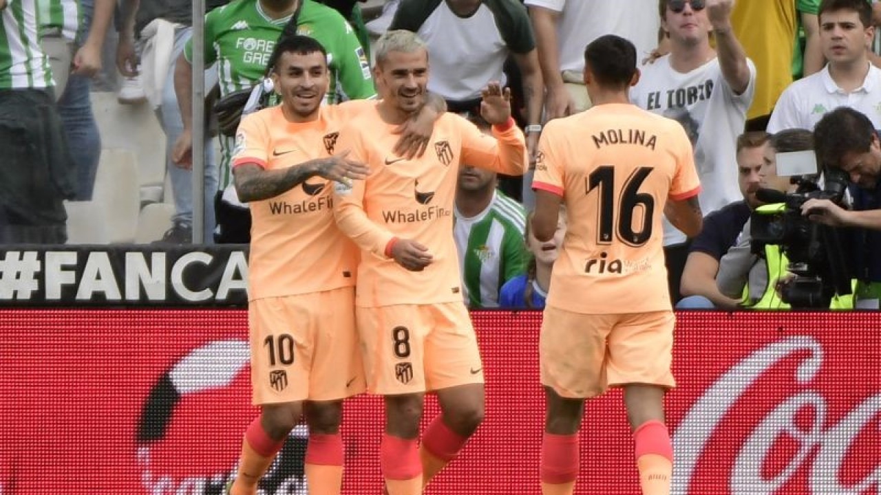 Arsip - Penyerang Atletico Madrid Antoine Griezmann (tengah) melakukan selebrasi dengan rekan setimnya usai mencetak gol lawan Real Betis di Benito Villamarin stadium, Sevilla pada 24 Oktober 2022. ANTARA/AFP/CRISTINA QUICLER.