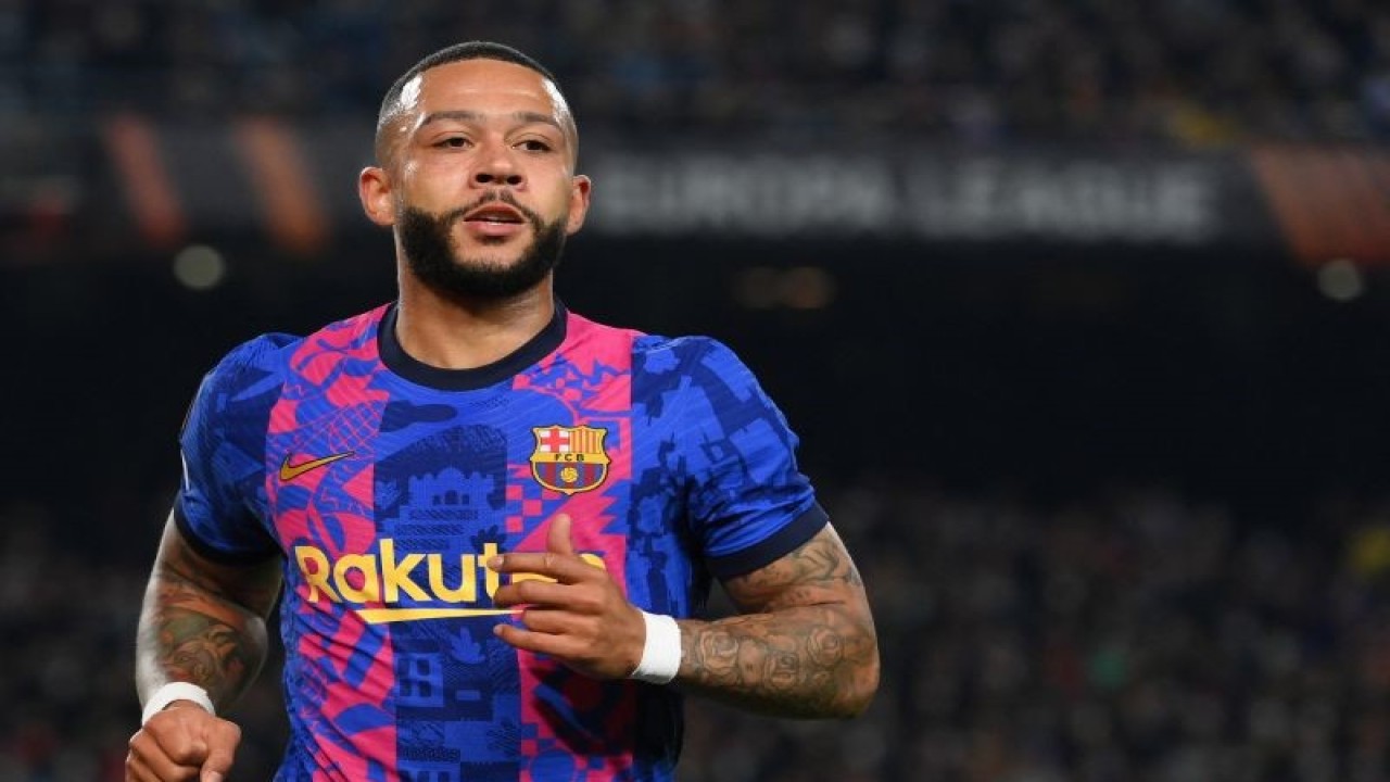 Penyerang Barcelona Memphis Depay bermain dalam pertandingan babak 16 besar Liga Europa melawanGalatasaray di Camp Nou, Barcelona pada 10 Maret 2022. ANTARA/AFP/LLUIS GENE