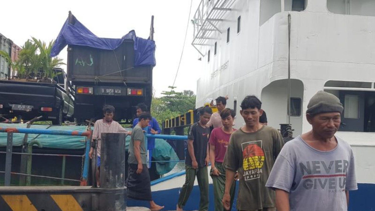 Sepuluh awak KM Mekar Jaya yang tenggelam di Laut Jawa telah dievakuasi ke Tanjung Pandan di Kabupaten Belitung, Provinsi Kepulauan Bangka Belitung, Kamis (5/1/2023). (ANTARA/Kasmono)