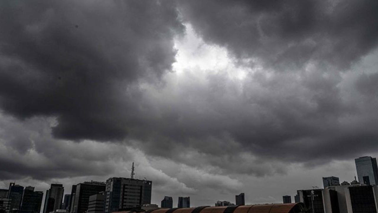 Awan mendung terlihat di kawasan Kuningan, Jakarta, Selasa (27/12/2022). ANTARA FOTO/Aprillio Akbar/aww.