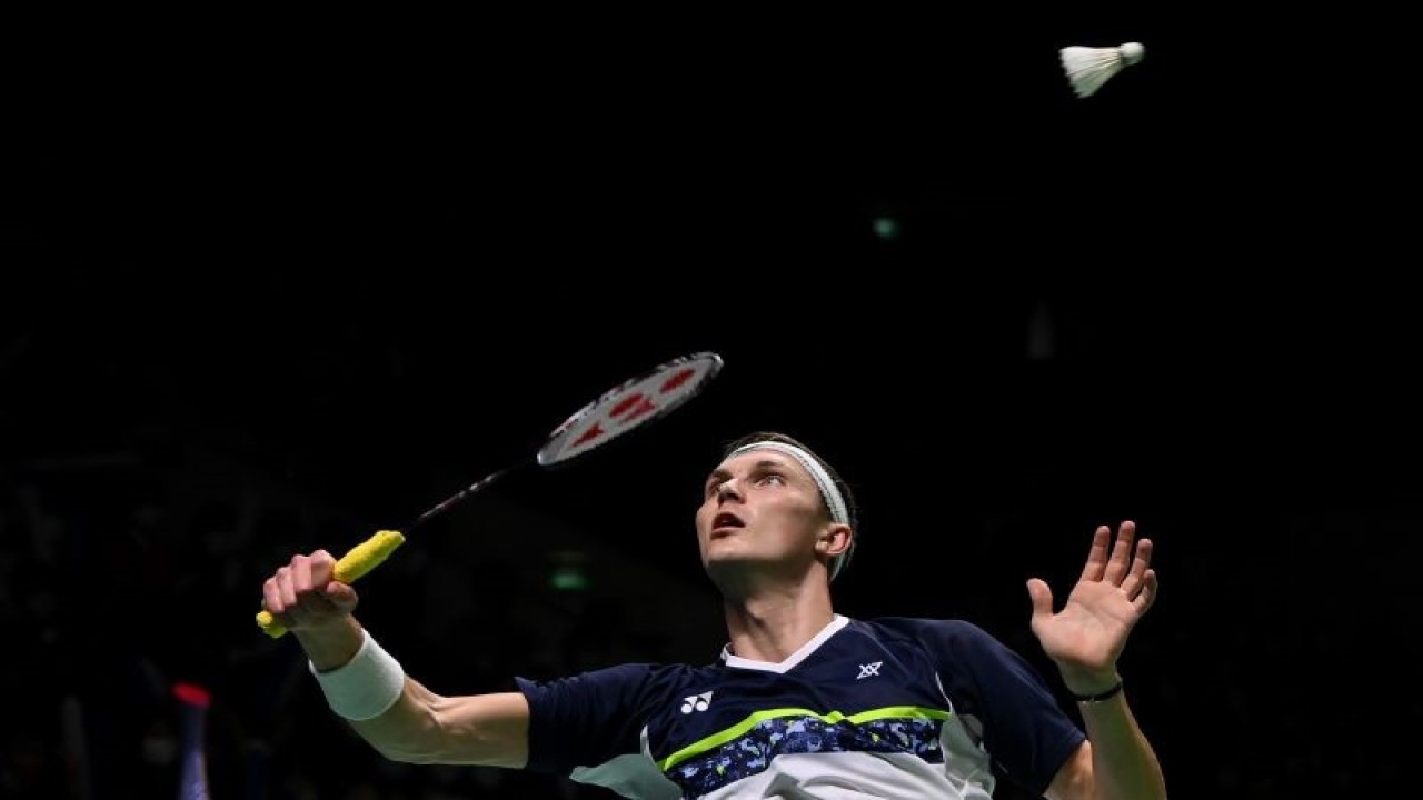Arsip - Pebulu tangkis tunggal putra Denmark Viktor Axelsen mengembalikan kok ke arah tunggal putra China Zhao Jun Peng dalam final Indonesia Open 2022 di Istora Senayan, Jakarta, Minggu (19/6/2022). Viktor Axelsen berhasil menjadi juara usai menang 21-9, 21-10. ANTARA FOTO/Sigid Kurniawan/nym.