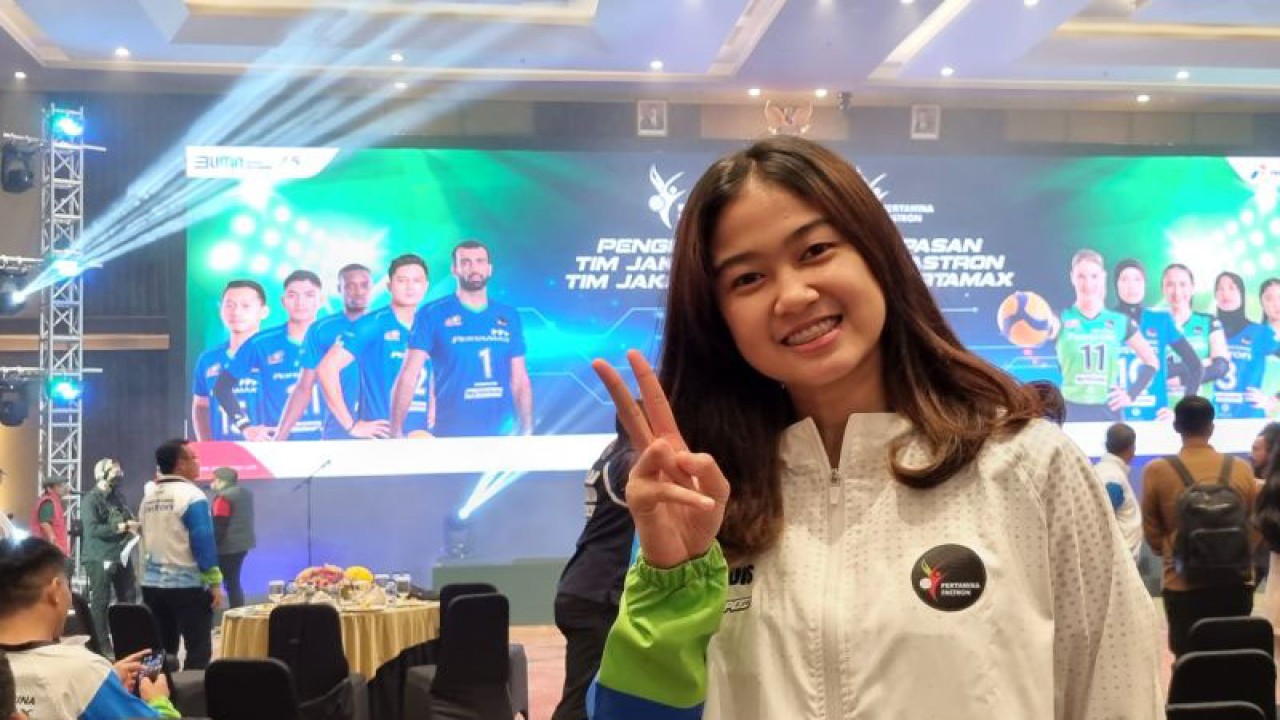 Pemain muda tim Proliga Jakarta Pertamina Fastron, Azzahra Dwi Febyane atau yang akrab dipanggil Gendis berpose di sela launching tim di Graha Pertamina Jakarta, Selasa (3/1/2023). ANTARA/Bayu Kuncahyo