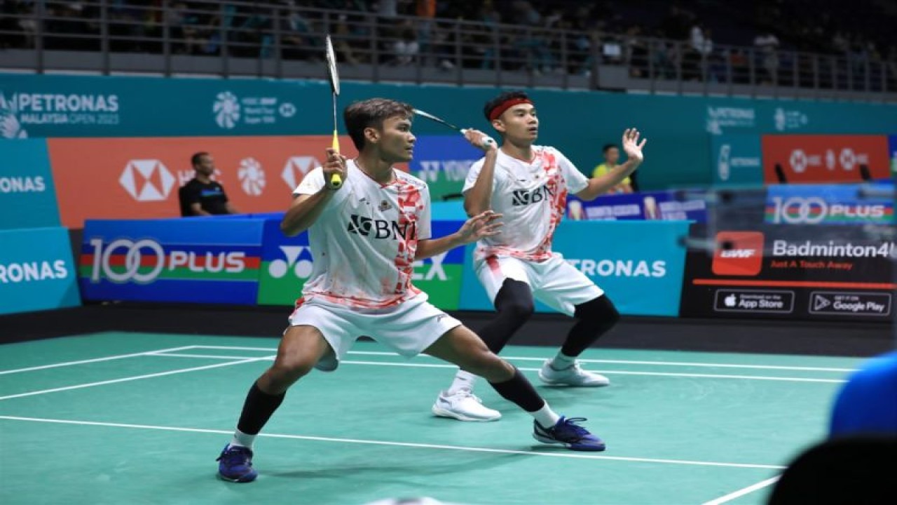 Bagas Maulana/Muhammad Shohibul Fikri meraih kemenangan perdana di Malaysia Open 2023 atas Supak Jomkoh/Kittinupong Kedren (Thailand) dengan skor 16-21, 21-16, 21-19 di Axiata Arena, Kuala Lumpur, Malaysia, Rabu (11/1/2023). (ANTARA/HO-PBSI)