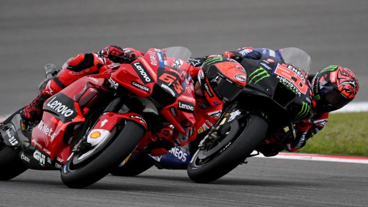 Pebalap tim Ducati Francesco Bagnaia dan pebalap tim Yamaha Fabio Quartararo berduel di Grand Prix Portugal, Sirkuit Alrgarve, Portimao. (24/4/2022) (ANTARA/AFP/GABRIEL BOUYS)