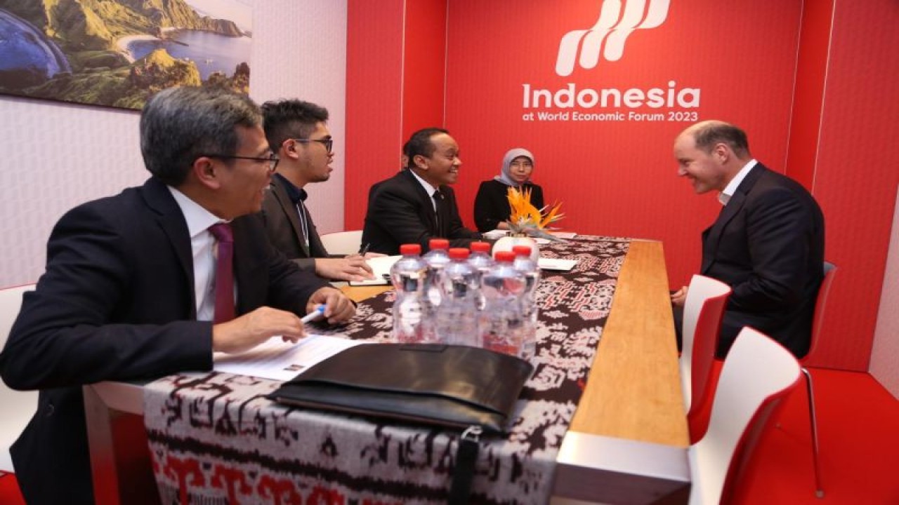 Menteri Investasi/Kepala BKPM Bahlil Lahadalia (ketiga kiri) dan President/CEO Takeda Pharmaceutical Company Christophe Weber (kanan) dalam pertemuan di sela agenda World Economic Forum (WEF) Annual Meeting di Davos, Swiss, Rabu (18/1/2023). (ANTARA/HO Kementerian Investasi/BKPM)