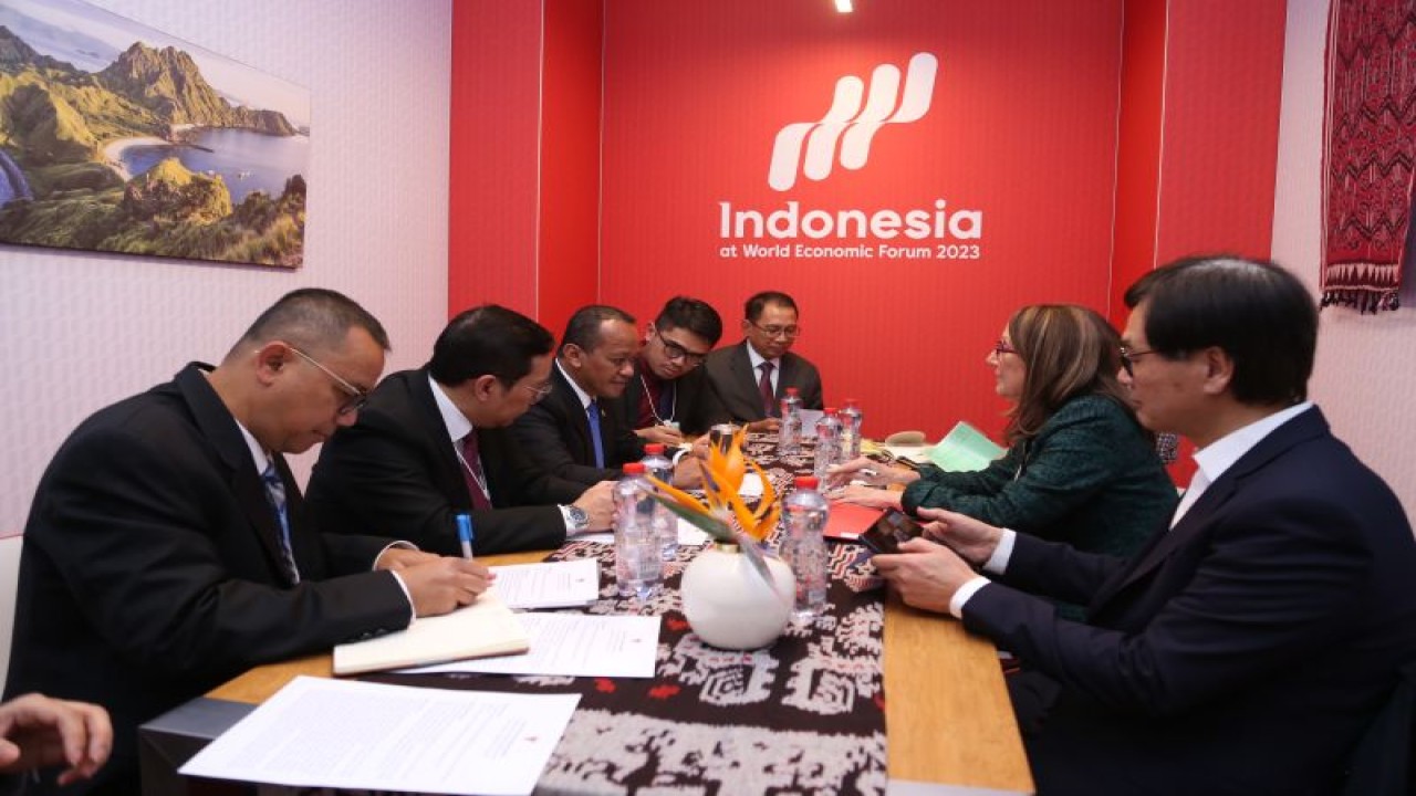 Menteri Investasi/Kepala BKPM Bahlil Lahadalia (ketiga kiri) dalam pertemuan dengan Sekretaris Jenderal UNCTAD Rebeca Grynspan (kedua kanan) di Davos, Swiss, Selasa (17/1/2023). ANTARA/HO-Kementerian Investasi/BKPM.