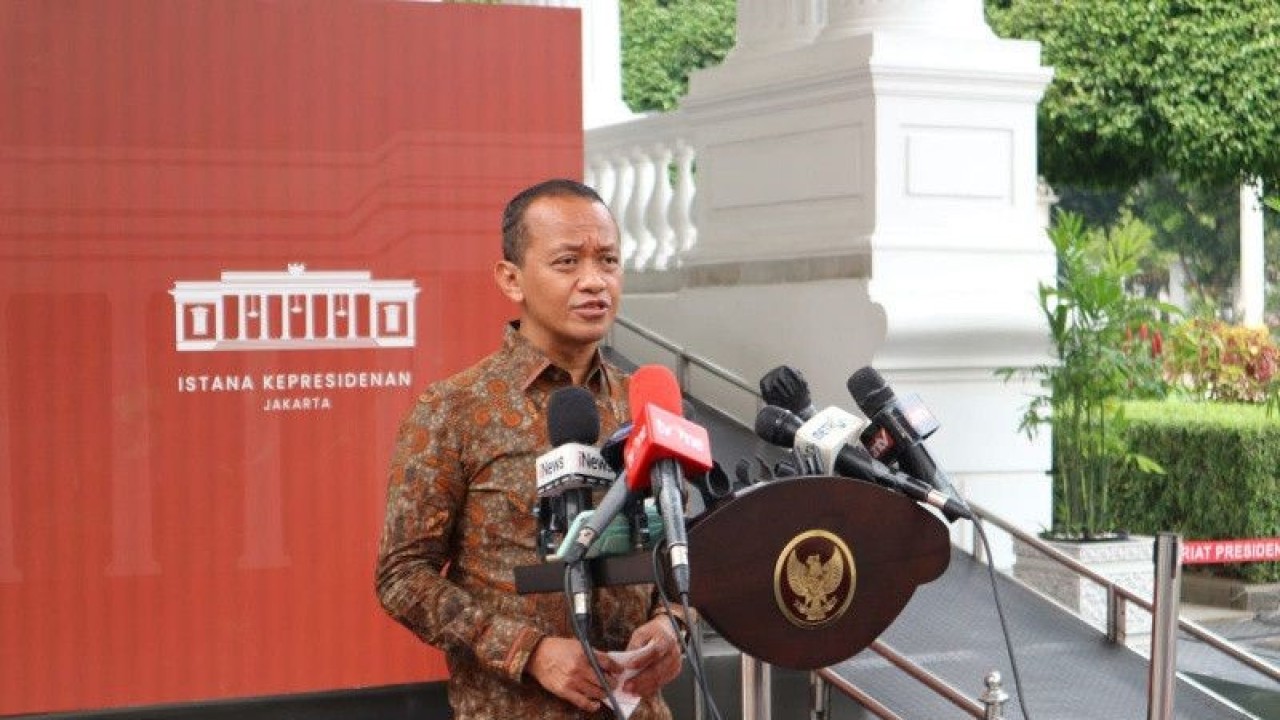 Menteri Investasi/Kepala Badan Koordinasi Penanaman Modal (BKPM) Bahlil Lahadalia memberi keterangan pers di lingkungan Istana Kepresidenan Jakarta, Jumat (13/1/2023). (ANTARA/Desca Lidya Natalia)