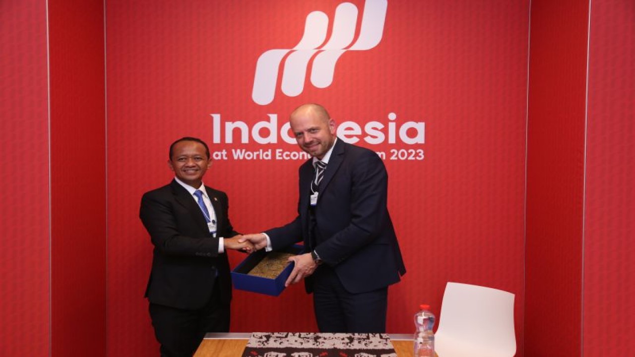 Menteri Investasi/Kepala BKPM Bahlil Lahadalia (kiri) bersama President and CEO Siemens Energy Dr. Ing- Christian Bruch (kanan) di sela World Economic Forum 2023 di Davos, Swiss, Selasa (17/1/2023). (ANTARA/HO Kementerian Investasi/BKPM)