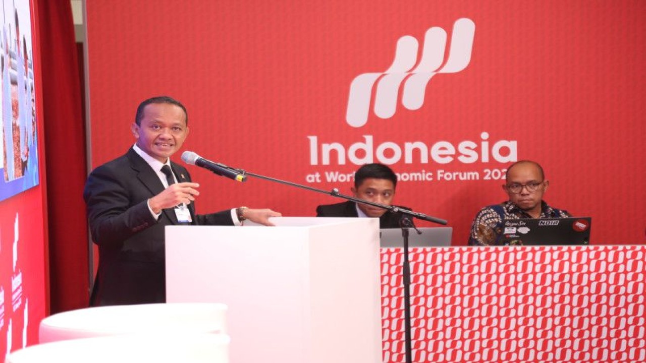 Menteri Investasi/Kepala BKPM Bahlil Lahadalia (kiri) saat membuka sesi panel diskusi soal hilirisasi di Paviliun Indonesia di World Economic Forum (WEF) Davos, Swiss, Rabu (18/1/2023). (ANTARA/HO Kementerian Investasi/BKPM)