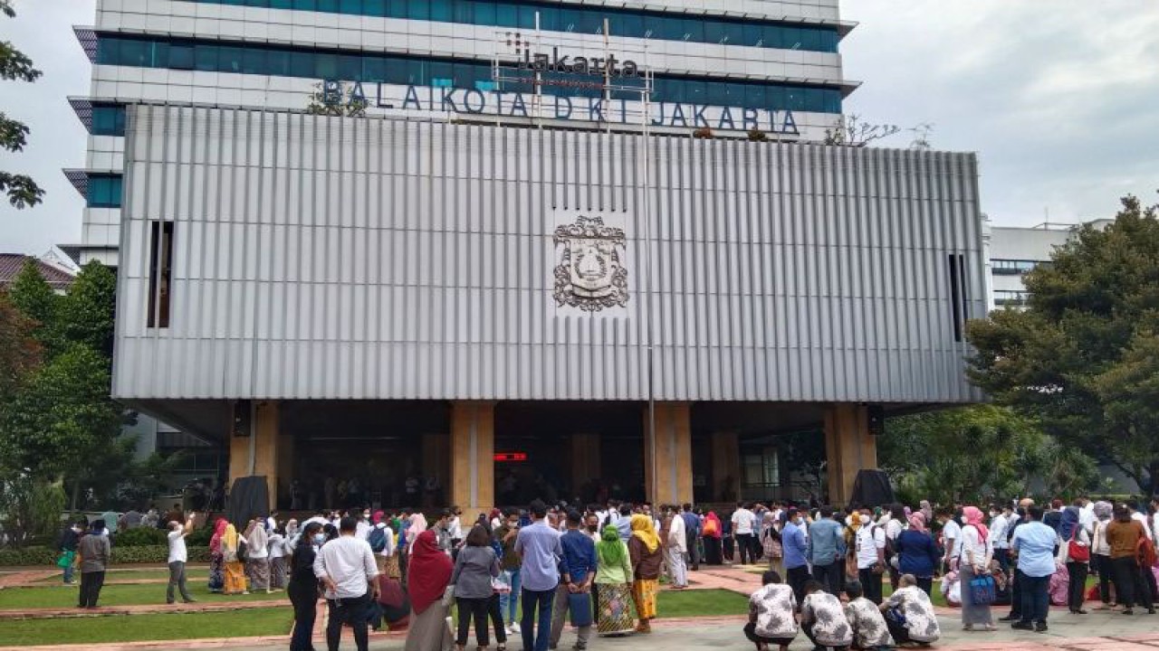 Sejumlah pegawai di Balai Kota Jakarta berkumpul di halaman depan gedung kantor gubernur DKI Jakarta, Jumat (14/1/2022). ANTARA/Dewa Ketut Sudiarta Wiguna