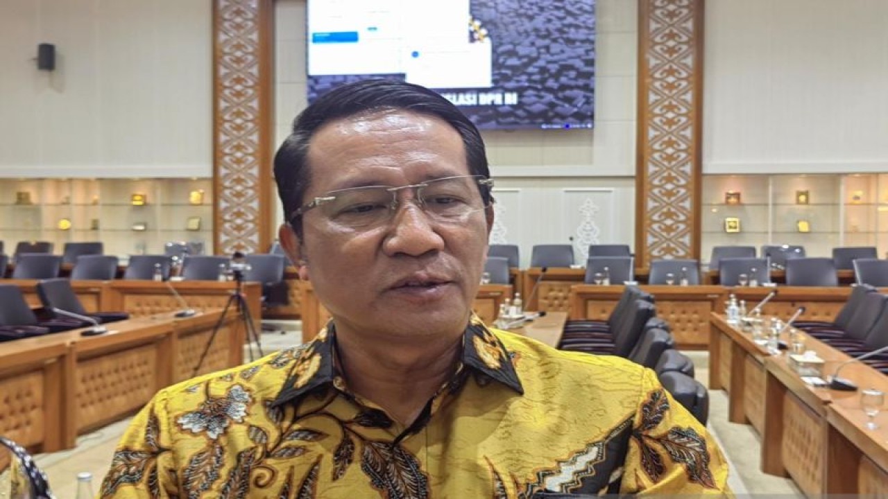 Ketua Badan Legislatif (Baleg) DPR RI Supratman Andi Agtas usai rapat di Kompleks Parlemen Senayan, Jakarta, Selasa (24/1/2023). (ANTARA/Melalusa Susthira K.)