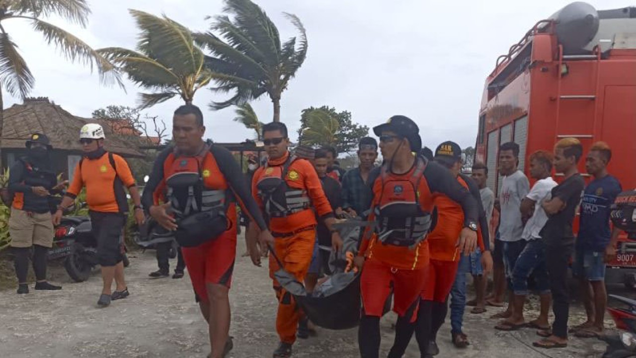 Tim SAR gabungan membawa jenazah ke ambulans setelah proses evakuasi dari Pantai Petitenget, Badung, Bali, Senin (2/1/2023). ANTARA/HO-Kantor Basarnas Bali