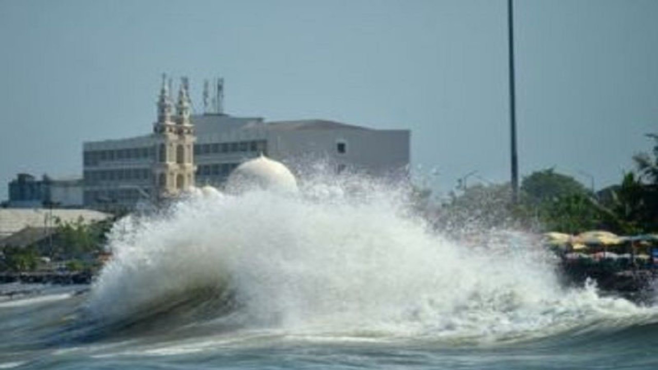 Warga menyaksikan gelombang tinggi menghantam sejumlah bangunan pura di kawasan Pantai Padang Galak, Denpasar, Bali, Rabu (25/7). Dampak gelombang tinggi yang terjadi di Bali sejak seminggu terakhir mengakibatkan pelarangan aktivitas kapal cepat melalui Pantai Sanur dan Pelabuhan Padangbai serta mengakibatkan sejumlah pura di Bali rusak terkena dampak gelobang tinggi. (ANTARA FOTO/Wira Suryantala/wdy/2018.)