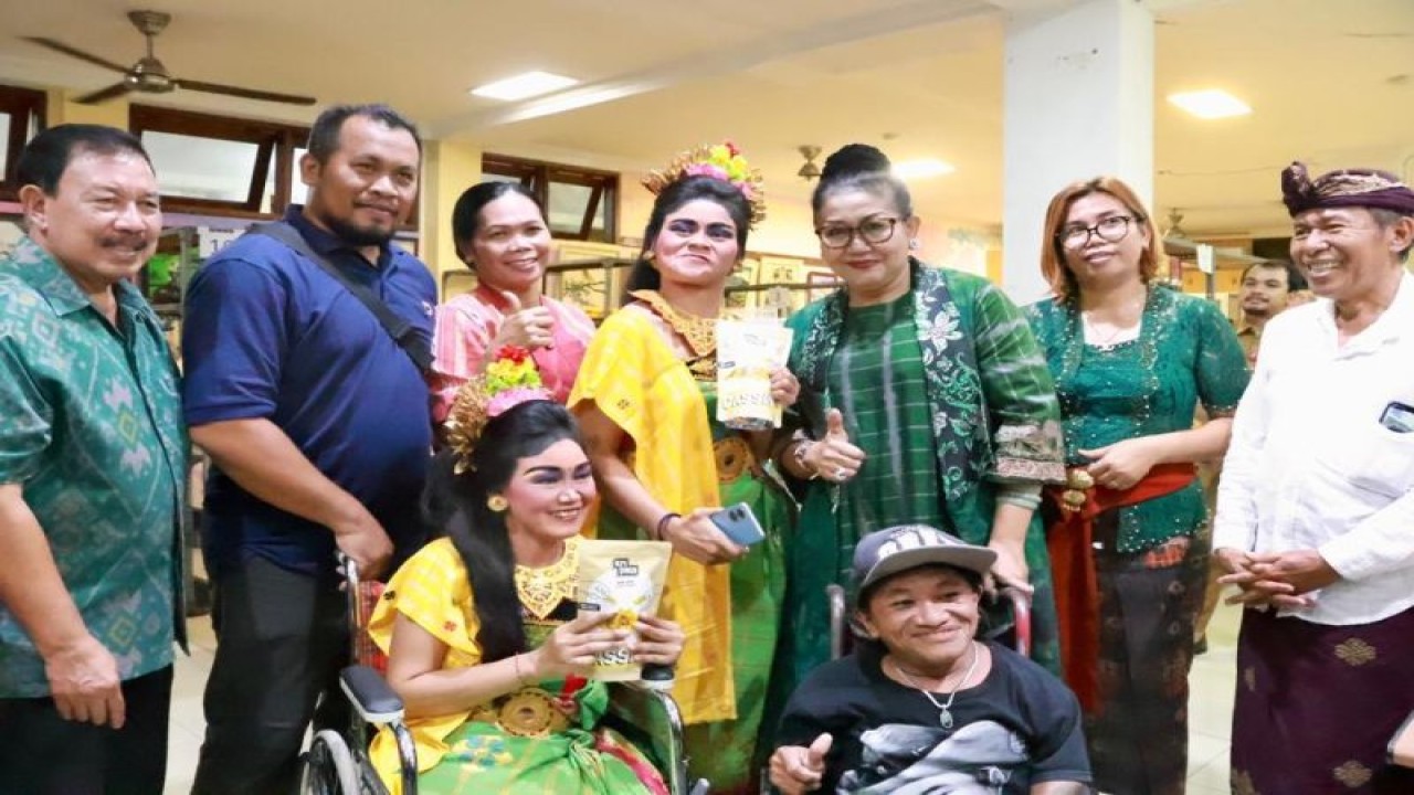 Ketua Dekranasda Provinsi Bali Putri Suastini Koster (ketiga dari kanan) dalam Festival Karya Seni Disabilitas membahas rencana pembentukan Kampung Difabel, Denpasar, Rabu (11/1/2023). ANTARA/HO-Pemprov Bali