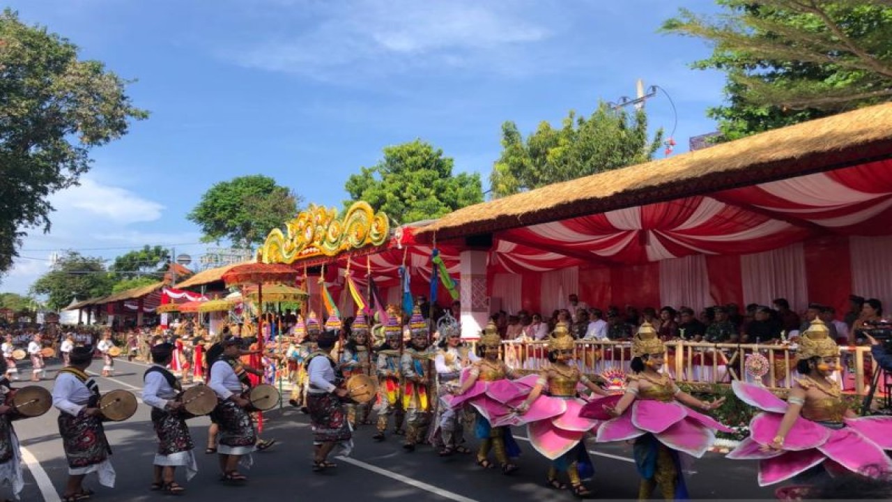 Pawai pembukaan Pesta Kesenian Bali 2022 di Renon, Denpasar. ANTARA/Ni Putu Putri Muliantari