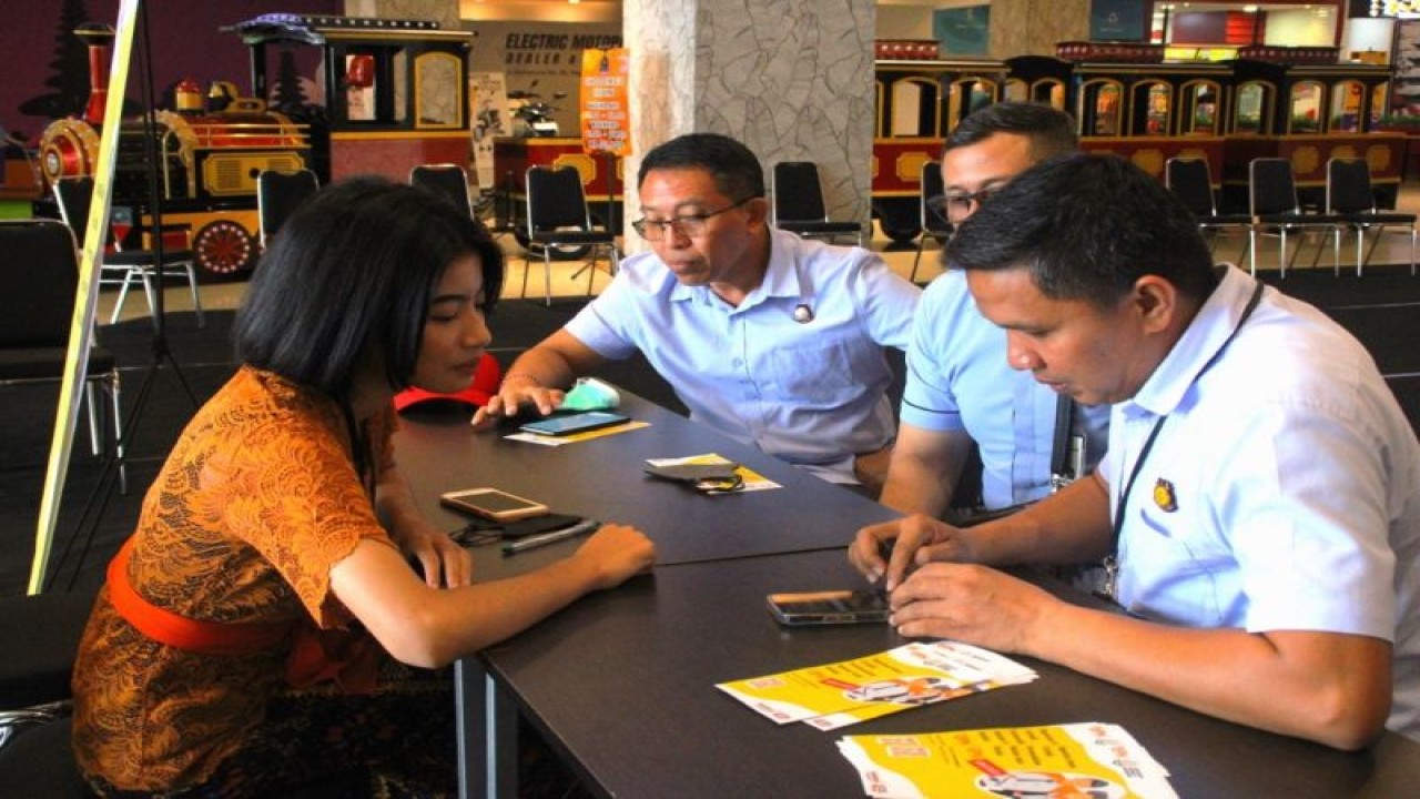 Sejumlah jaksa dari Kejaksaan Tinggi Bali melakukan sosialisasi pelayanan hukum perdata melalui layanan hallojpn.id kepada masyarakat di Denpasar, Bali, Kamis (12/1/2023). ANTARA/HO-Kasi Penerangan Hukum Kejati Bali