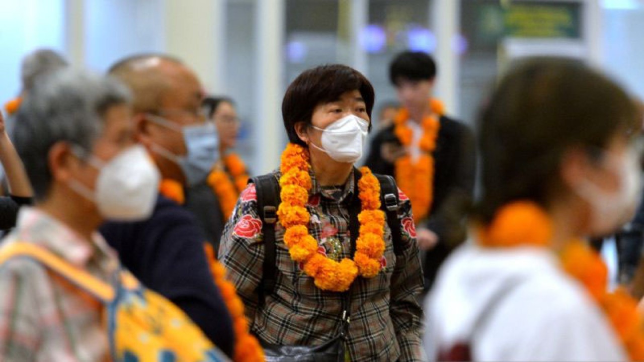 Wisatawan mancanegara asal China tiba di Terminal Internasional Bandara Internasional I Gusti Ngurah Rai, Badung, Bali, Minggu (22/1/2023). ANTARA/Naufal Fikri Yusuf