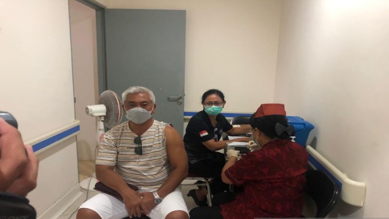 Masyarakat Bali yang sedang melakukan vaksinasi penguat kedua di RSUD Wangaya, Denpasar, Selasa (24/1/2023). ANTARA/Ni Putu Putri Muliantari