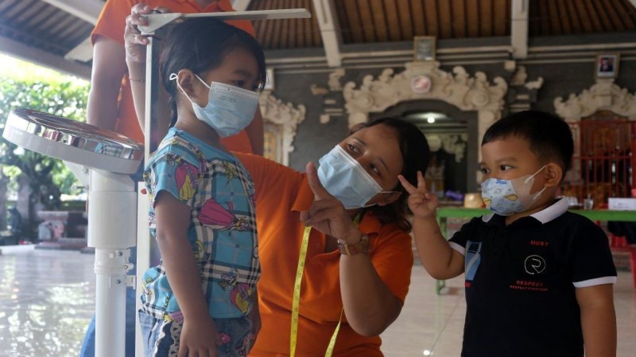 Arsip Foto. Petugas mengukur tinggi badan balita di Posyandu Banjar Gelogor Carik, Kota Denpasar, Provinsi Bali, Rabu (18/1/2023). Sekitar 430 posyandu berbasis banjar/dusun di Denpasar melakukan pemantauan pertumbuhan anak guna mencegah stunting. (ANTARA FOTO/Nyoman Hendra Wibowo/TOM)