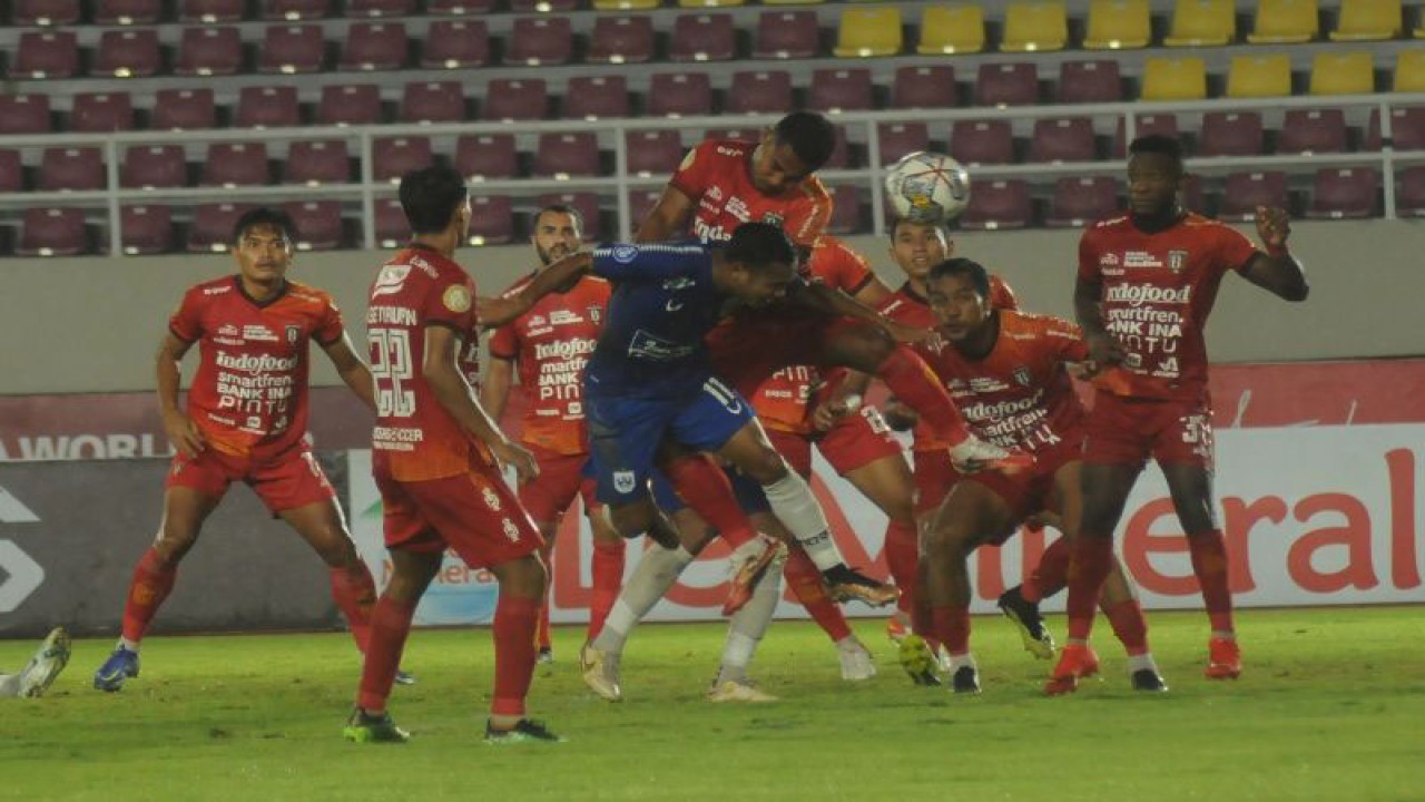Ilustrasi - Pesepak PSIS Semarang Oktafianus Fernando (tengah) berusaha merebut bola diantara pesepak bola Bali United FC pada pertandingan BRI Liga 1 2022 di Stadion Manahan, Solo, Jawa Tengah, Kamis (22/12/2022). Bali United FC menang dengan skor 3-0. ANTARA FOTO/Aloysius Jarot Nugroho/aww.