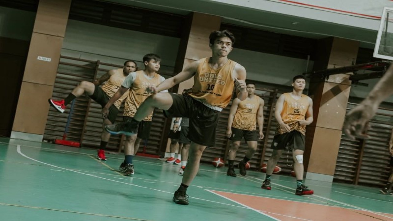 Pemain Bali United Basketball berlatih di Denpasar, Bali, Kamis (5/1/2023), untuk persiapan menghadapi IBL 2023 Seri 1 Bali di GOR Merpati, Denpasar, Bali, pada 14–21 Januari 2023. ANTARA/HO-Bali United Basketball