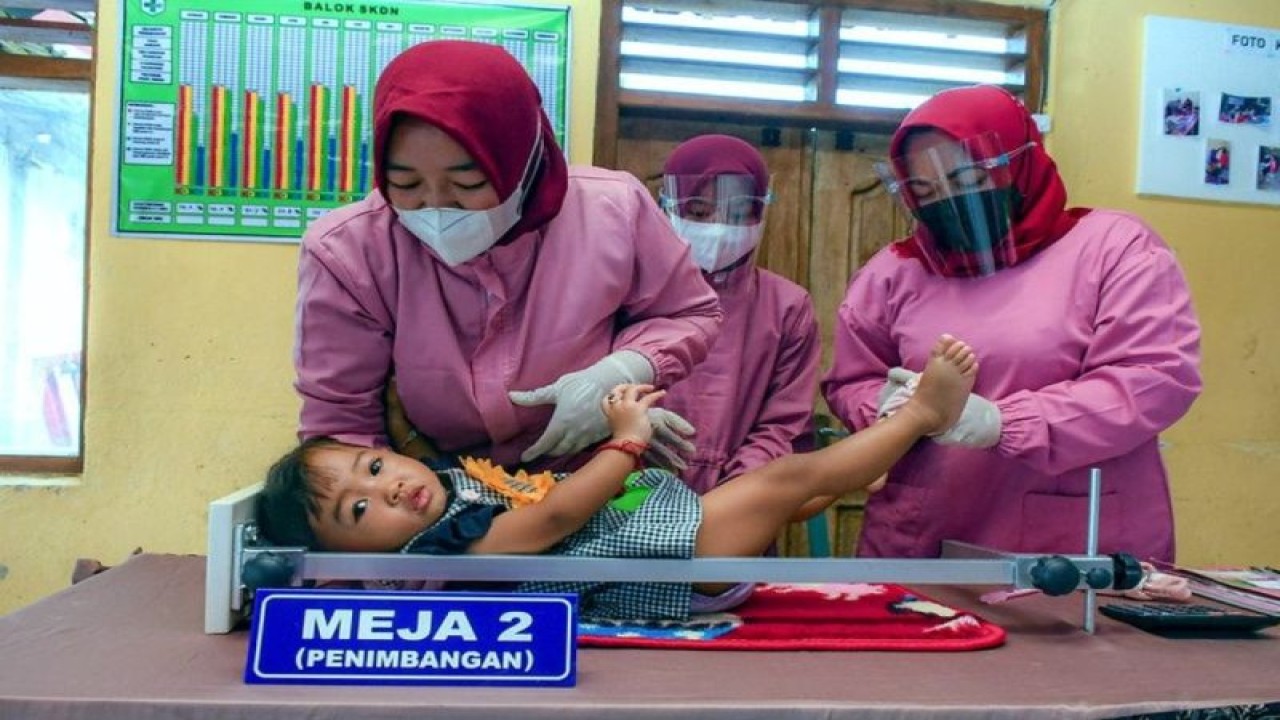 Petugas melakukan pengukuran kondisi fisik balita menggunakan alat antropometri. (ANTARA/HO Kemenkes)