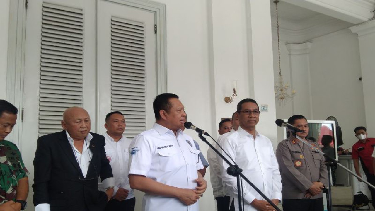 Ketua Umum IMI Pusat Bambang Soesatyo (tiga dari kiri) bersama Penjabat Gubernur DKI Heru Budi Hartono (dua dari kanan) menjawab pertanyaan wartawan terkait Formula E Jakarta di Balai Kota Jakarta, Senin (16/1/2023) ANTARA/Dewa Ketut Sudiarta Wiguna