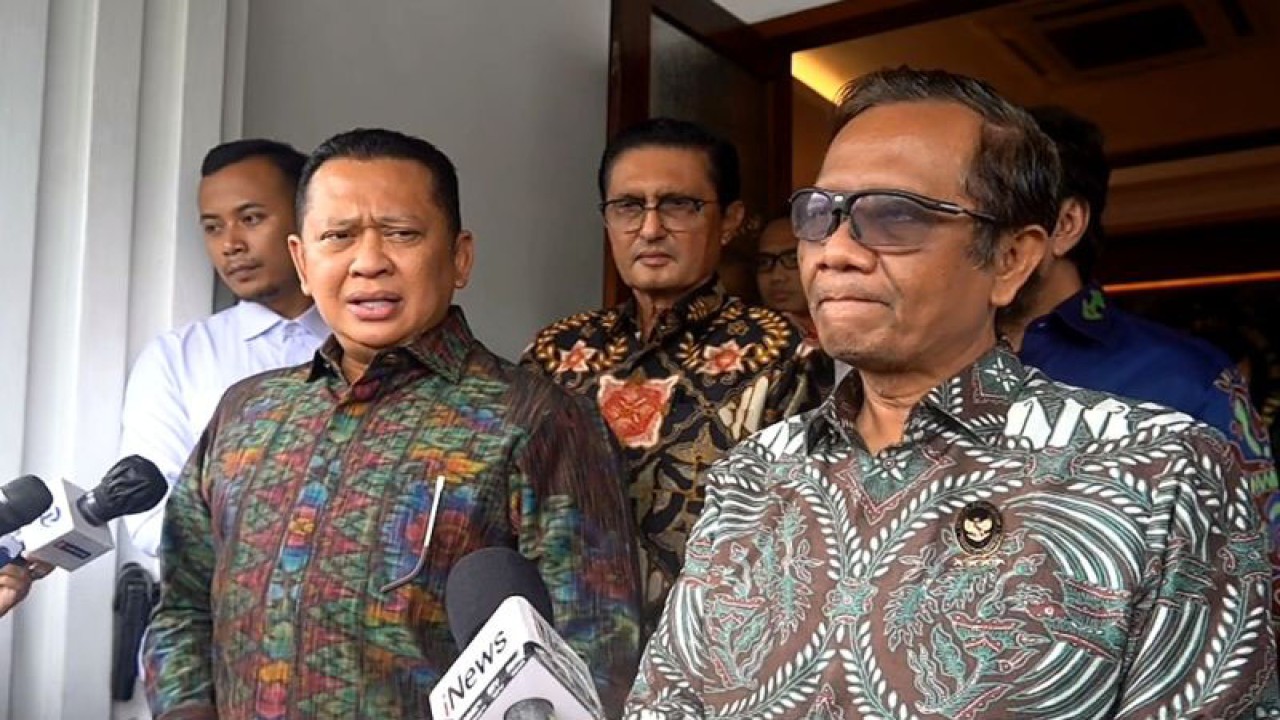 Tangkapan layar - Ketua MPR RI Bambang Soesatyo saat memberikan keterangan kepada wartawan usai mengikuti audiensi MPR for Papua bersama Menko Polhukam Mahfud MD, sebagaimana dipantau melalui kanal YouTube Kemenko Polhukam RI di Jakarta, Selasa (31/12023). ANTARA/Tri Meilani Ameliya.