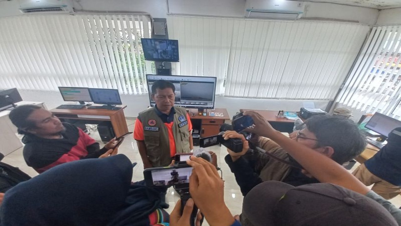 Kepala Pelaksana BPBD Agam, Bambang Warsito saat memberikan keterangan kepada wartawan di Pos Pengamatan Gunung Api Marapi, Bukittinggi, Sumbar (Antara/Al Fatah)