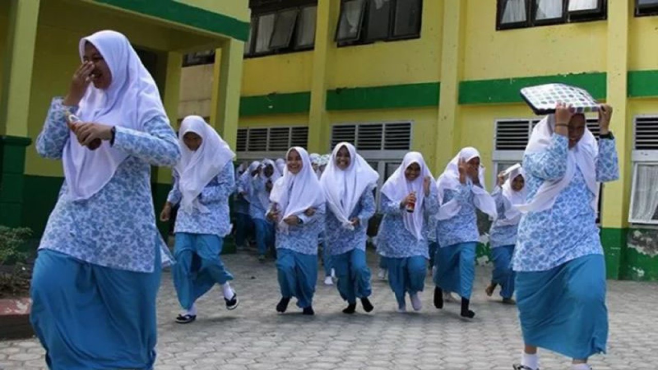 Arsip Foto - Sejumlah siswa berlarian menyelamatkan diri dalam simulasi gempa bumi di MAN Model Kota Banda Aceh, Rabu (13/11/2019). (ANTARA/Khalis Surry)