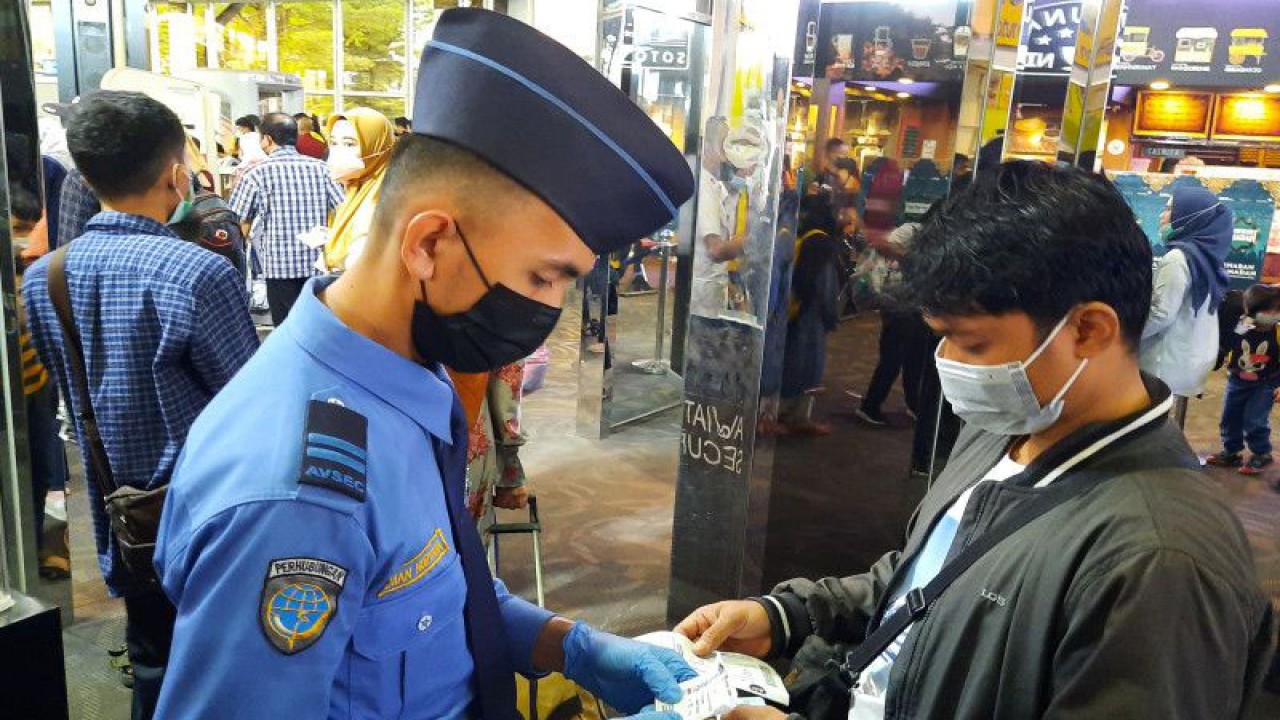 Ilustrasu-Petugas bandara saat melakukan pengecekan kepada calon penumpang di terminal Bandara Soekarno-Hatta, Tangerang. (Azmi)